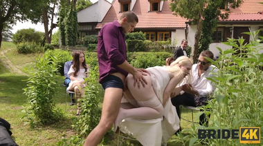 Невеста Вера Ярв развлекает приглашенных на свадьбу трахаясь с хахалем