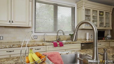 Рики Спэниш и Спайки Ди борятся за пилотку новой мачехи Кэти Морган