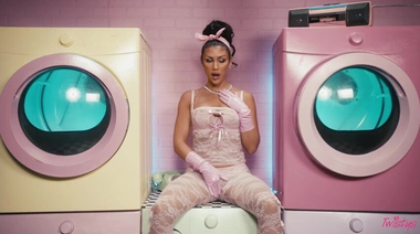 Винтажная красавица Куини Сатин мастурбирует на стиралке в прачечной