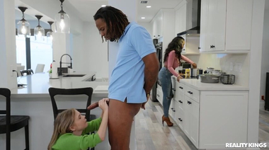 Негритянка Наоми Фокс спалила падчерицу с полным ртом спермы и наказала ее