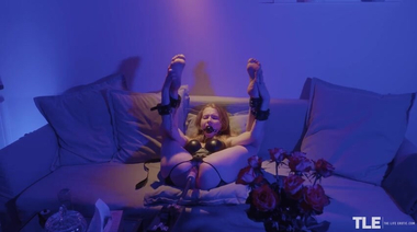 Двойное проникновение секс машины сводит с ума рыженькую Кендру Ю