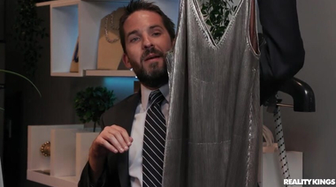 Женатик в магазине примерил на член анальную дырку продавщицы Алекс Грей