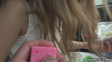 Милая японочка Сара Мизухара дрожит в экстазе с виброяйцом в пилотке