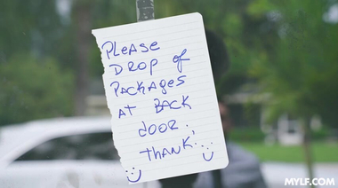 Неудовлетворенная домохозяйка Сэнди Лав соблазнила хорошего друга супруга