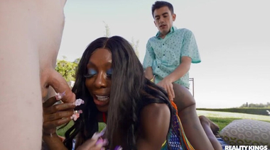 Два молокососа показывают Эйфелеву башню горячей милфе Эбони Мистик