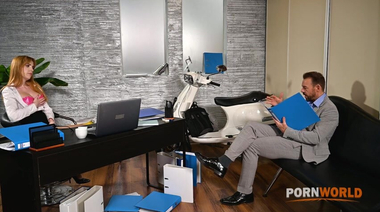 Лучший сотрудник месяца помогает начальнице Скарлетт Джонсон снять стресс