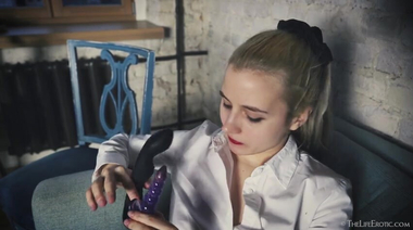 Коробочка с секс игрушками выручает уставшую фрилансершу Митурасу