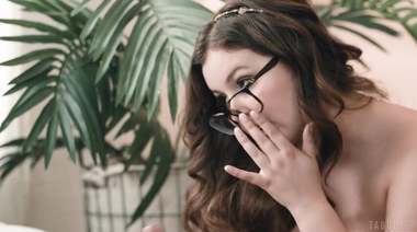 Настырная Леана Ловингс оказалась на члене скромного сводного брата