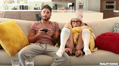 Задрот Лукас Фрост включился в секс игру с соседкой Сьюзи Стеллар