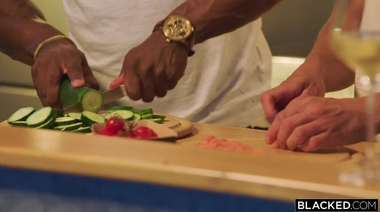 Накачанный негр по-дружески ебет большим членом неверную Рику Фейн