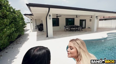 Жопастые Анаис Аморе и Кали Роуз пригласили соседа-вуайериста на трах