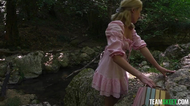 Русский стример трахнул в лесу удивительную сексуальную нимфу Уну Фейри