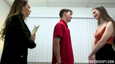 Маккензи Ли помогает сводным брату и сестре строить отношения на инцесте