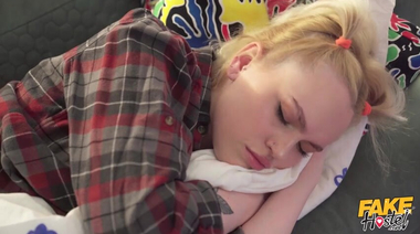 Проснись и пой: администратор отеля разбудил членом Иден Айви и Грету Фосс