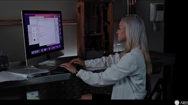 Подопытный кролик освободился и трахнул замершую ученую Барби Брилл