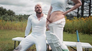 Крикетчик с большой битой трахает в задницу транссексуала Эмму Роуз