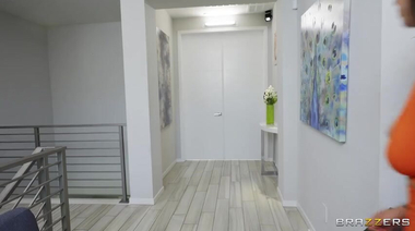 Звезда инстаграма Хлоя Сюрреал преподает фанаткам урок ебли со страпоном