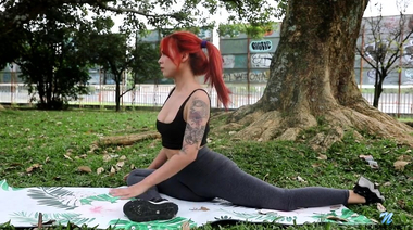 Рыжая Вайолет Придз мастурбирует в спальне после йоги в городском парке