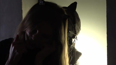 Прикованная к стулу извращенка Валентина Лав натирает клитор до оргазма