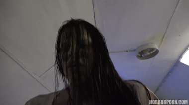 Мертвая девушка из колодезя Эвелин Деллай преследует член бедолаги