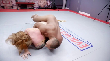 Сильный негр трахнул грудастую Софию Локк прямо во время спарринга