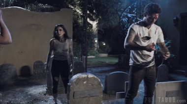 Мертвые друзья вернулись с того света за влажной киской Лейси Леннон