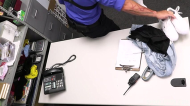 Продавщица-воровка Мэдс Флорес расплачивается пиздой за грешки на работе