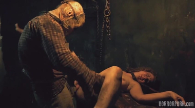 Кровожадный мясник в маске грубо ебет в подвале похищенных девушек