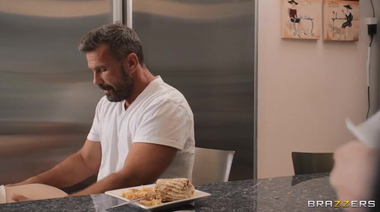 Курьер KFC Лекси Лор доставила удовольствие неудовлетворенному мужу