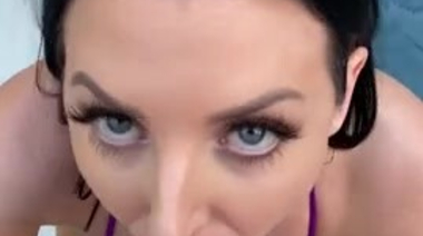 Великолепная Анджела Уайт снимает на видео секс в бассейне-джакузи