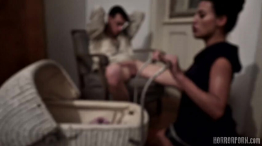 Шизоидные близняшки Эвелин и Сильвия Деллай издеваются над похищенной парой