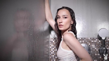 Худая украинская модель Playboy Софи Ка принимает душ на фотосессии