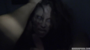 Сексуальная демонша после полуночи ебется с постояльцем проклятого дома