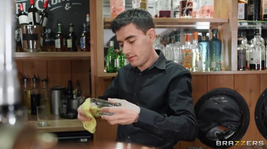 Сексуальная Зои Грей привлекла внимание бармена пульнув в него сквиртом