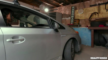 Потный механик прочистил «‎карбюратор» замужней негритянке Август Скай