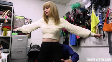 Иви Кристиан прикинулась молодой мамой и украла дилдо в сексшопе