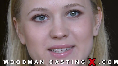 Украинка Никки Хилл лижет волосатое очко Вудмана перед двойным трахом