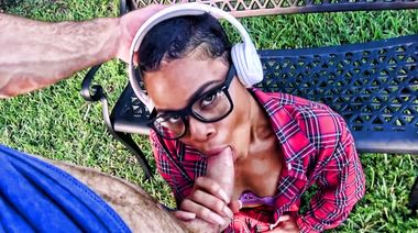 Платит лысой негритянке за минет и еблю в беседке в саду