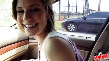 Худая теннисистка делает минет в машине ебется в письку дома