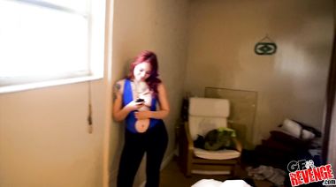 Подловил рыжую подругу после душа и снял секс на видео