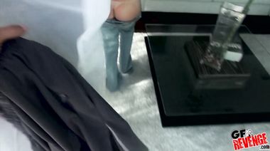 Растянула половые губы для ебли во влагалище, взяв хуй за щеку