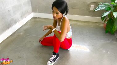 Стройная негритянка в лосинах занимается межрасовым сексом вместо уроков по тверку