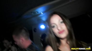 Бизнесмены отымели пять молодух во время групповухи на тусовке