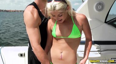 Блондинка трахается в жопу с моряком на глазах подруги на яхте