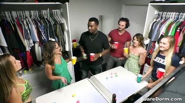 Игра в пинг-понг завершилась студенческой групповухой в общаге