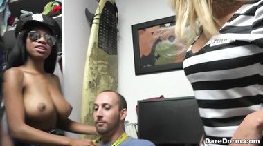 Четыре сисястые сучки ебутся с оператором в форме зека в общаге