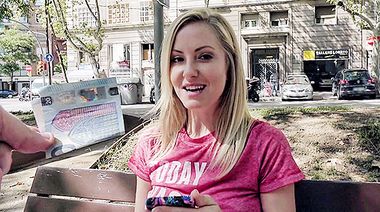 Блондинка в юбке трахнулась с пикапером за деньги, сделав минет на улице