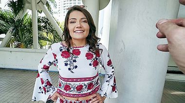 Модельный агент развел кудрявую шатенку на еблю с пальцем в попке