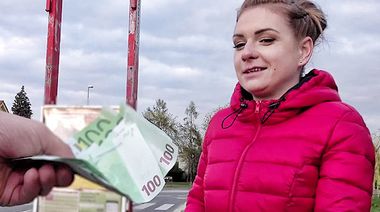 Модельный агент дрючит брошенную чешку на ступеньках за деньги