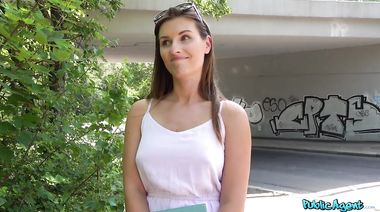 Студентка в платье согласилась на еблю в парке за 10 тысяч крон